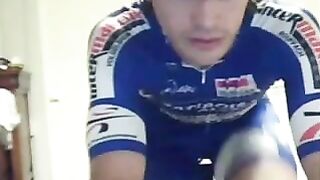 Cyclist in room show and wank his big cock