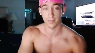 Muscle guy cums