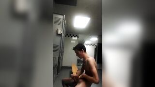 I love jerking off at the gym