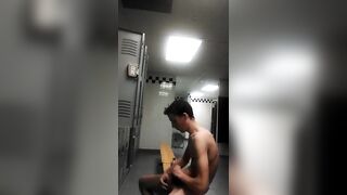 I love jerking off at the gym