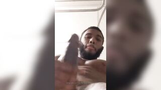Hot muscular nigga showing his taty monster cock