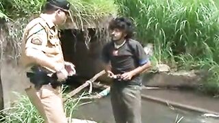 Brazilian cop catches a tramp jerking off outdoors