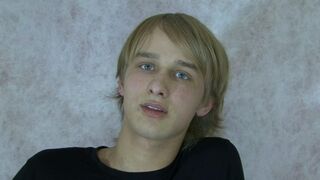 Jongen 3 trekt zich af