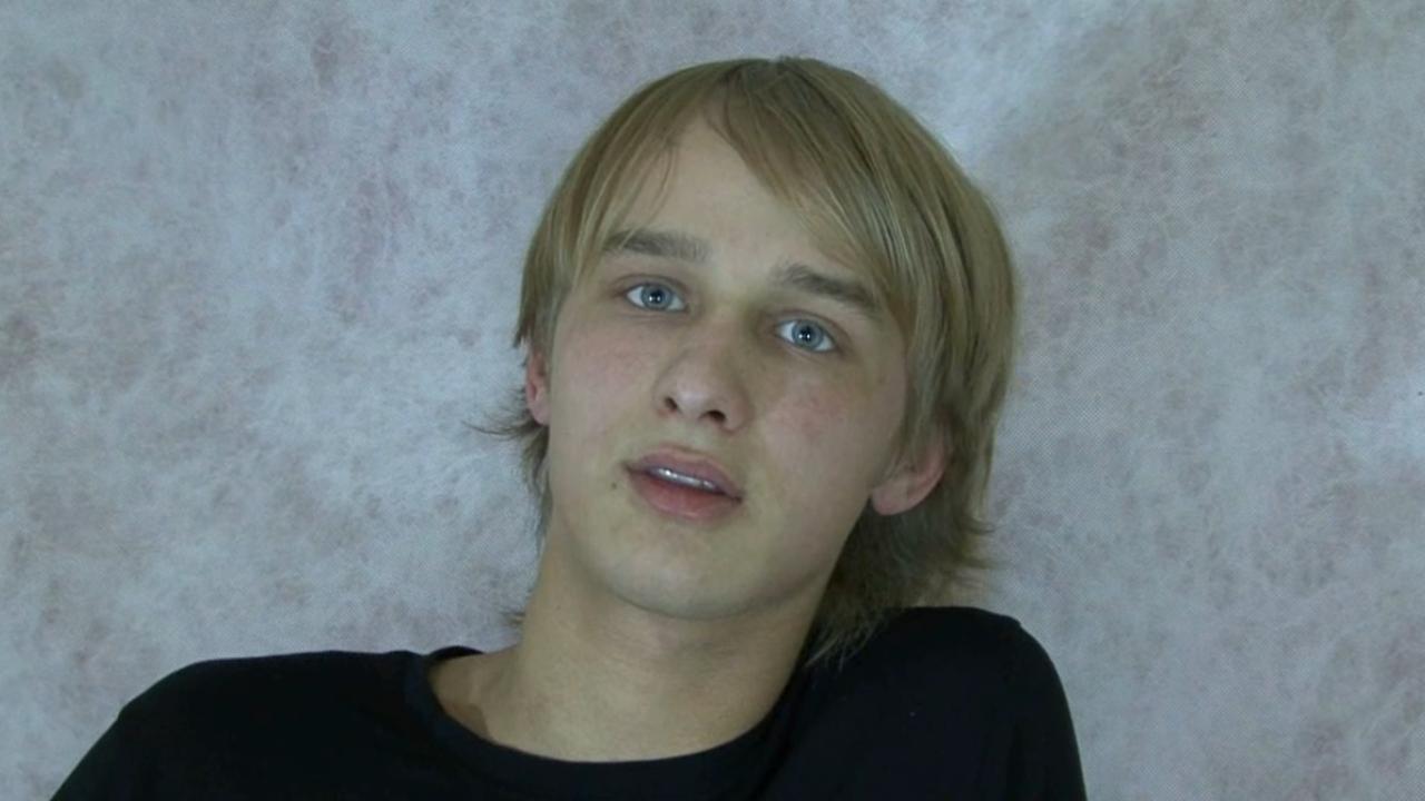 Jongen 3 trekt zich af